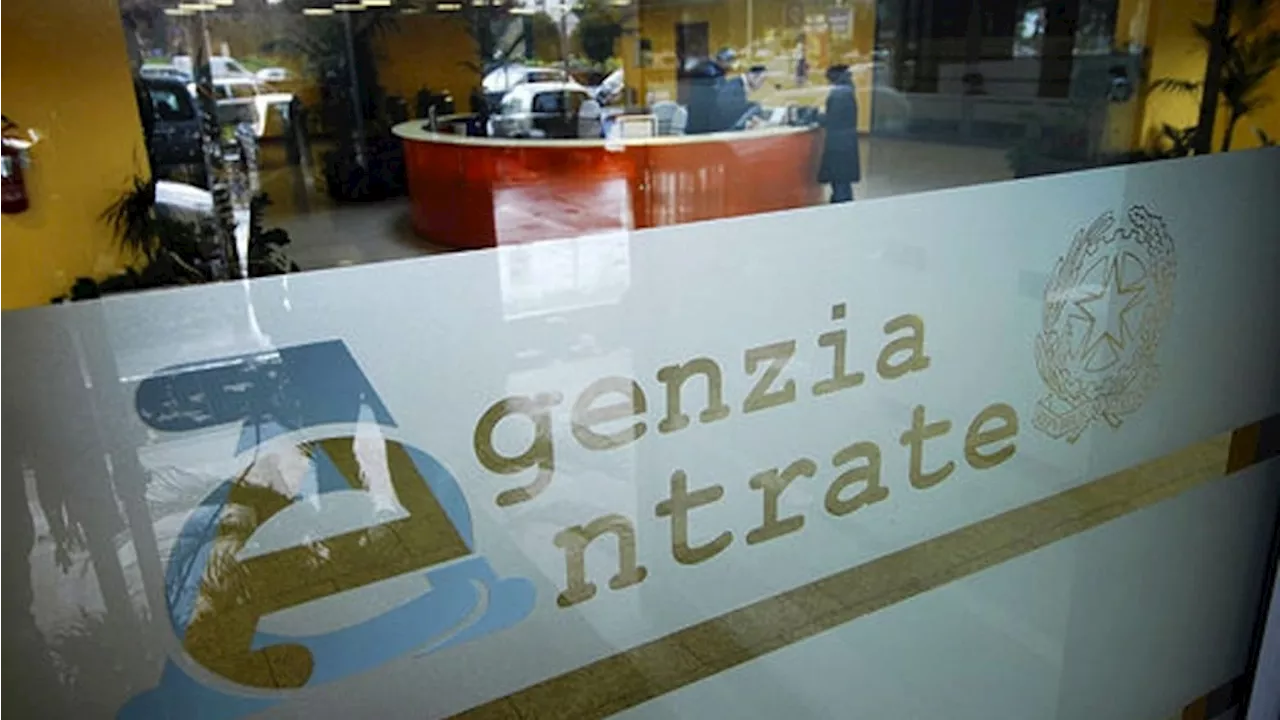 Mazzette e pranzi gratis per evitare accertamenti dall'Agenzia delle Entrate, una "gallina" per una pratica