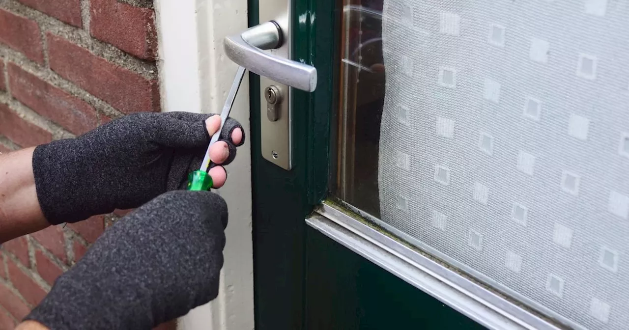 Schoenafdruk maakt dief verdacht: 15 maanden cel geëist voor inbraken in Hoogeveen