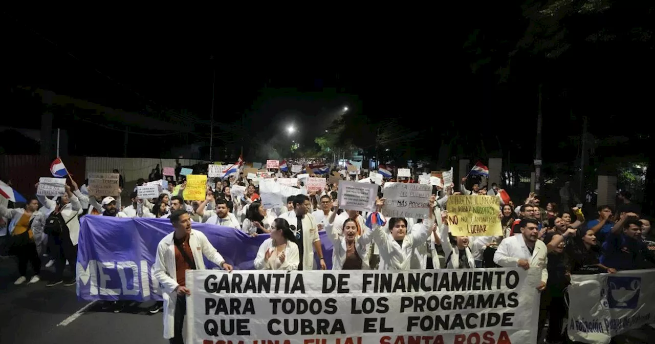 Estudiantes marchan en Paraguay y presionan por la gratuidad de las universidades