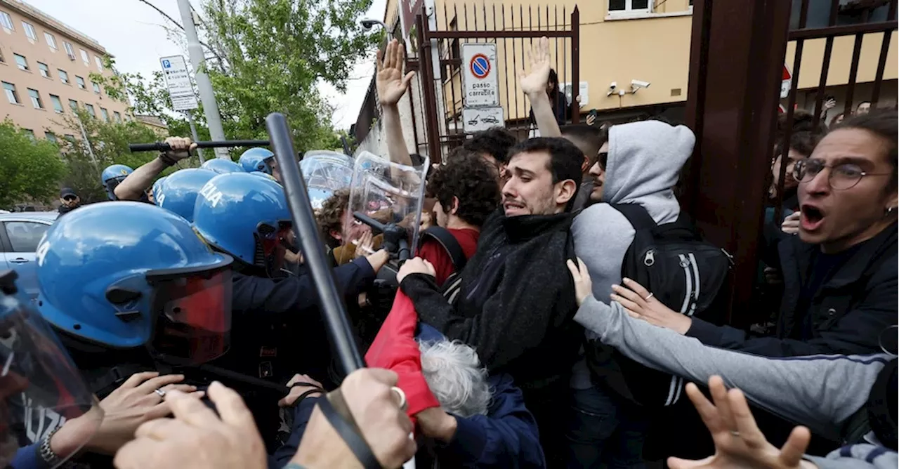 Tensioni alla Sapienza, scontri tra studenti e polizia: due arresti