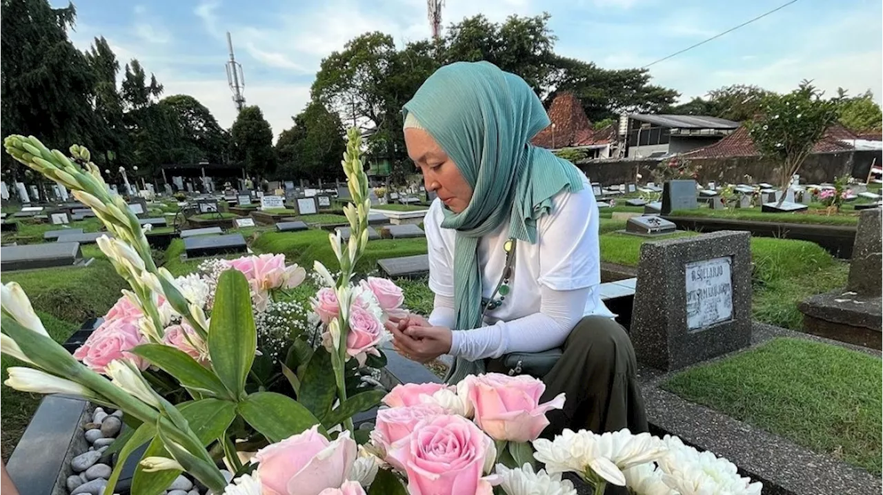 9 Potret Angelina Sondakh Ziarah ke Makam Adjie Massaid, Kenang Momen Bersama