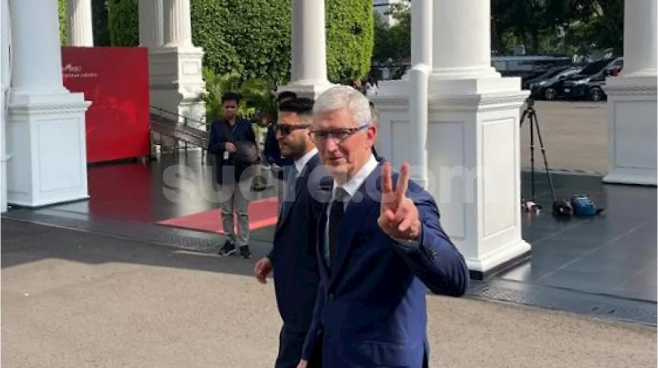 Sambangi Istana, Bos Apple Tim Cook Salam Dua Jari Sebelum Bertemu Jokowi Bahas Investasi