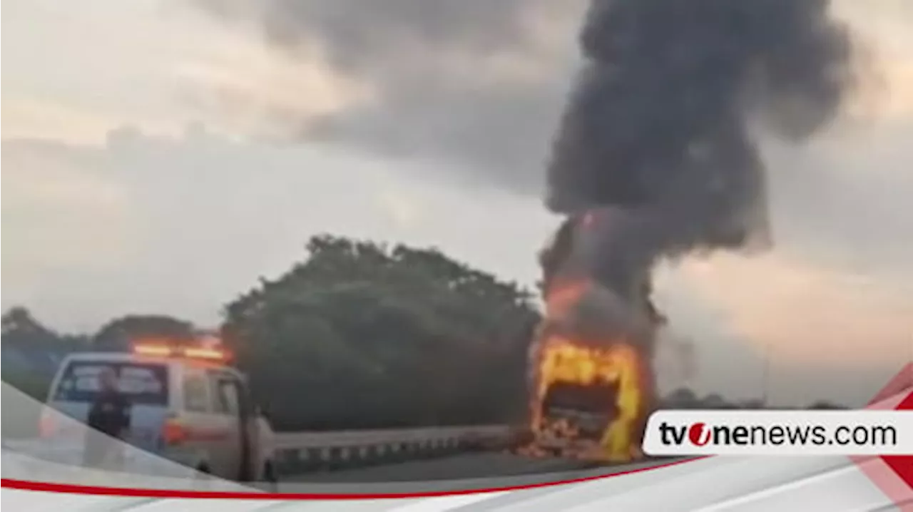 Bus Terbakar Hebat di Jalan Tol Jombang-Mojokerto, Posisi Bus Berada di Tepi Jalan