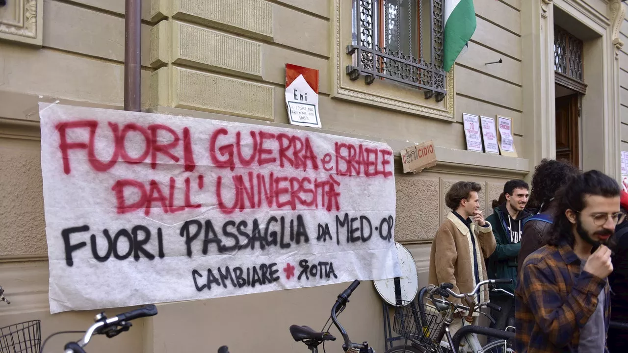 Roma, perché gli studenti dell'Università La Sapienza protestano e si scontrano con la polizia