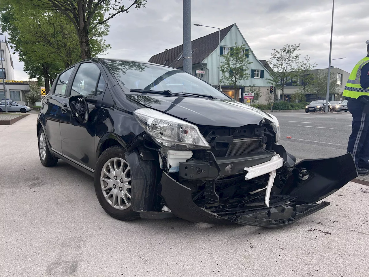 Unfall in Lauterach: Pkw-Lenkerin krachte in Säule