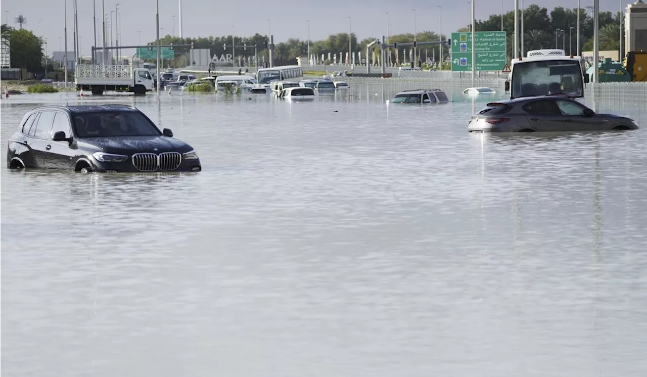 Storm hit with record rain across the desert nation of UAE and floods the Dubai airport