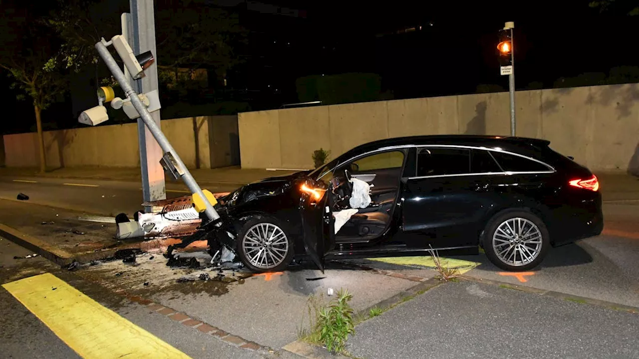 Autounfall: Frau (21) nach versuchter Flucht in Ampel gekracht