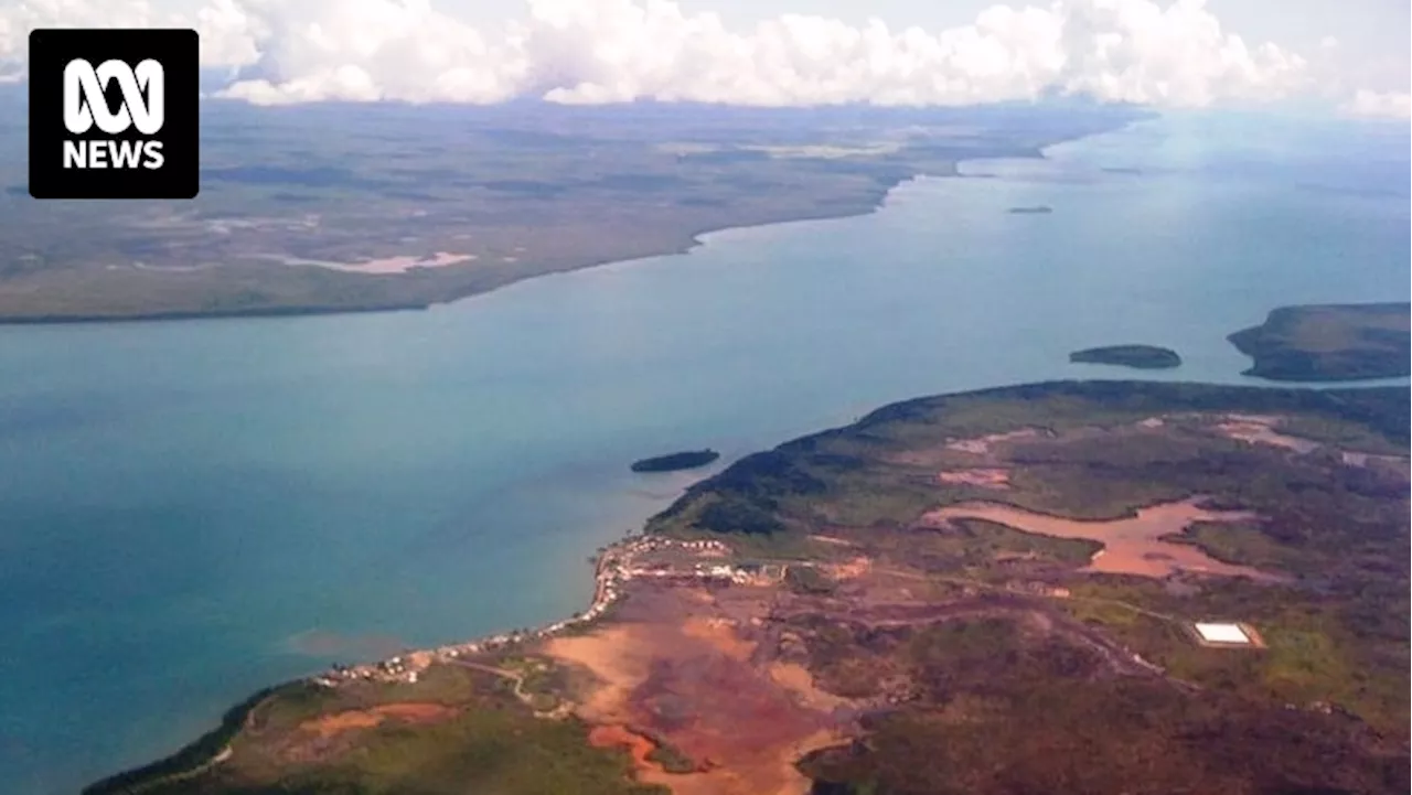 Teenager missing after boat breaks down during overnight Torres Strait trip