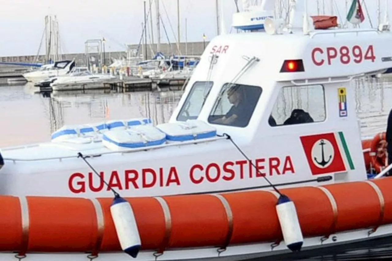 San Benedetto del Tronto, peschereggio affonda nella notte: tre pescatori tratti in salvo