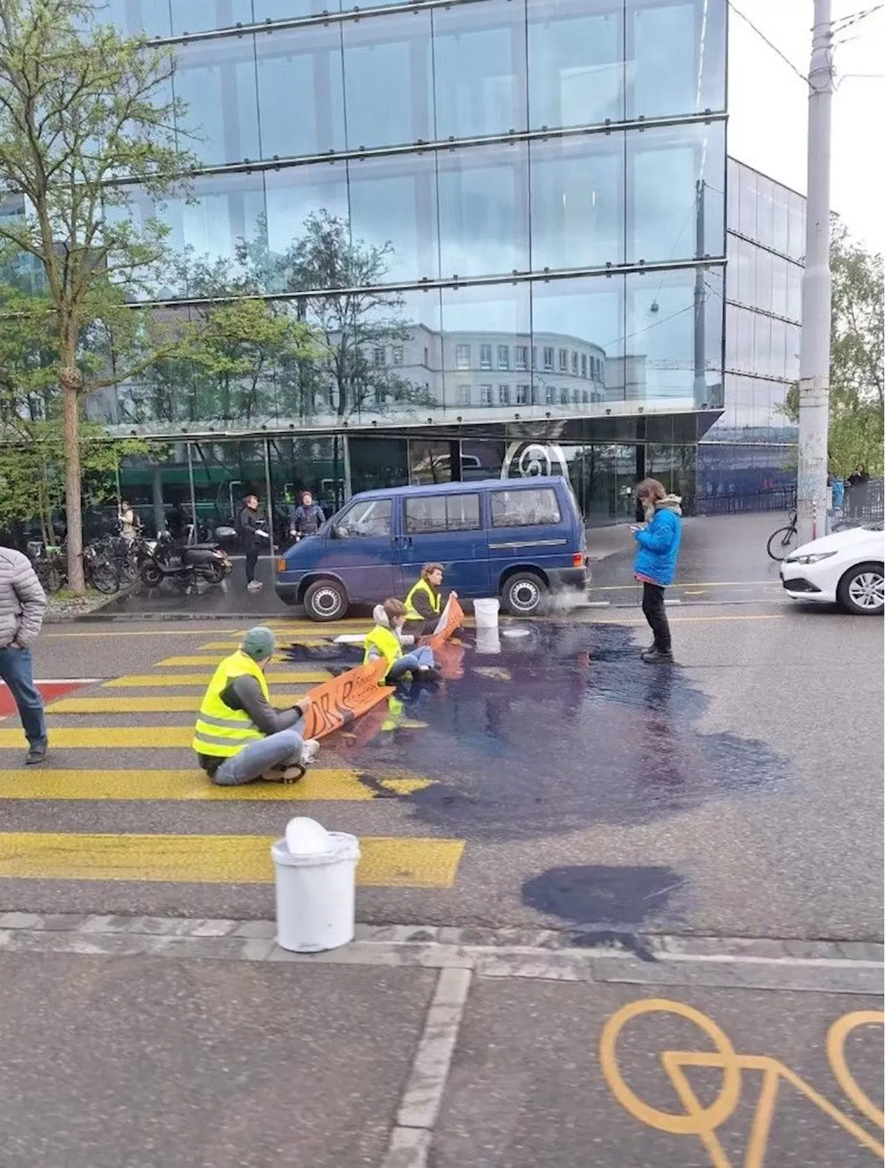 Basel: Demonstration mitten im Morgenverkehr beim Bahnhof SBB