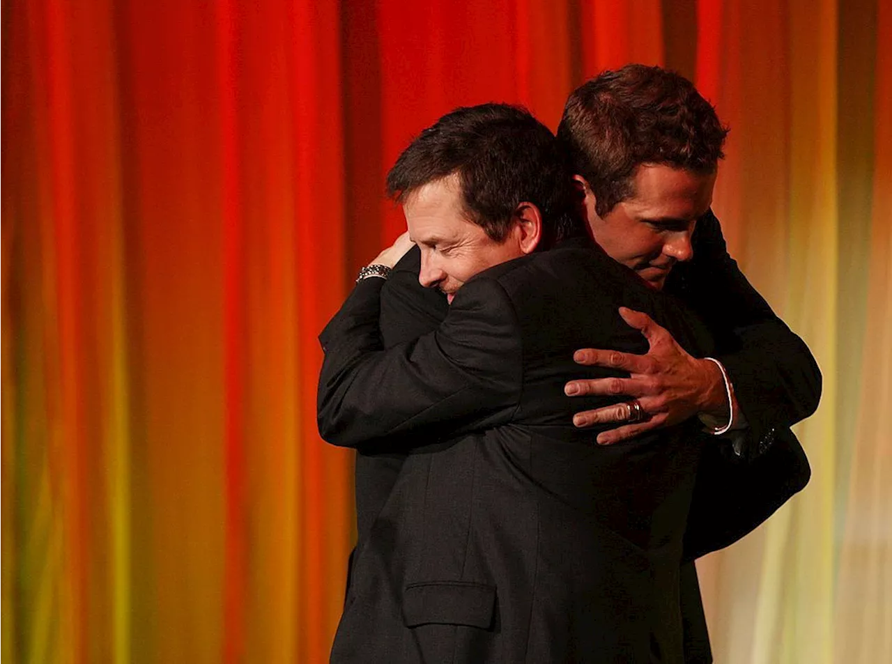 Ryan Reynolds homenageia Michael J. Fox por ajudar pessoas com Parkinson