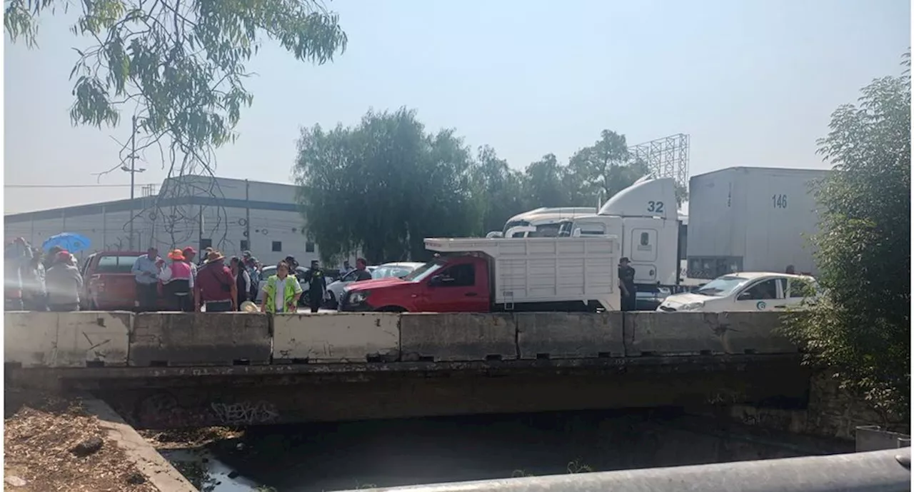 Manifestantes bloquean ambos sentidos de la autopista México-Querétaro; piden que les entreguen cuerpo de familiar