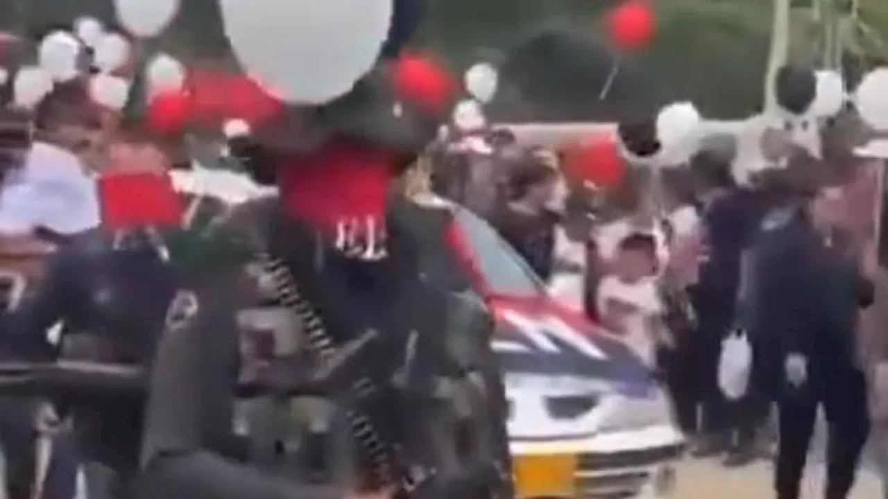 Con globos y multitud despiden a cabecilla del Eln en Catatumbo: hombres iban armados