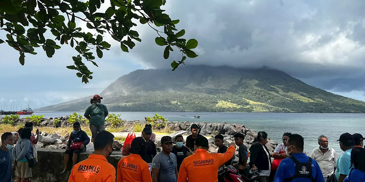 Indonésie : des milliers d'habitants évacués après des éruptions volcaniques et un risque de tsunami