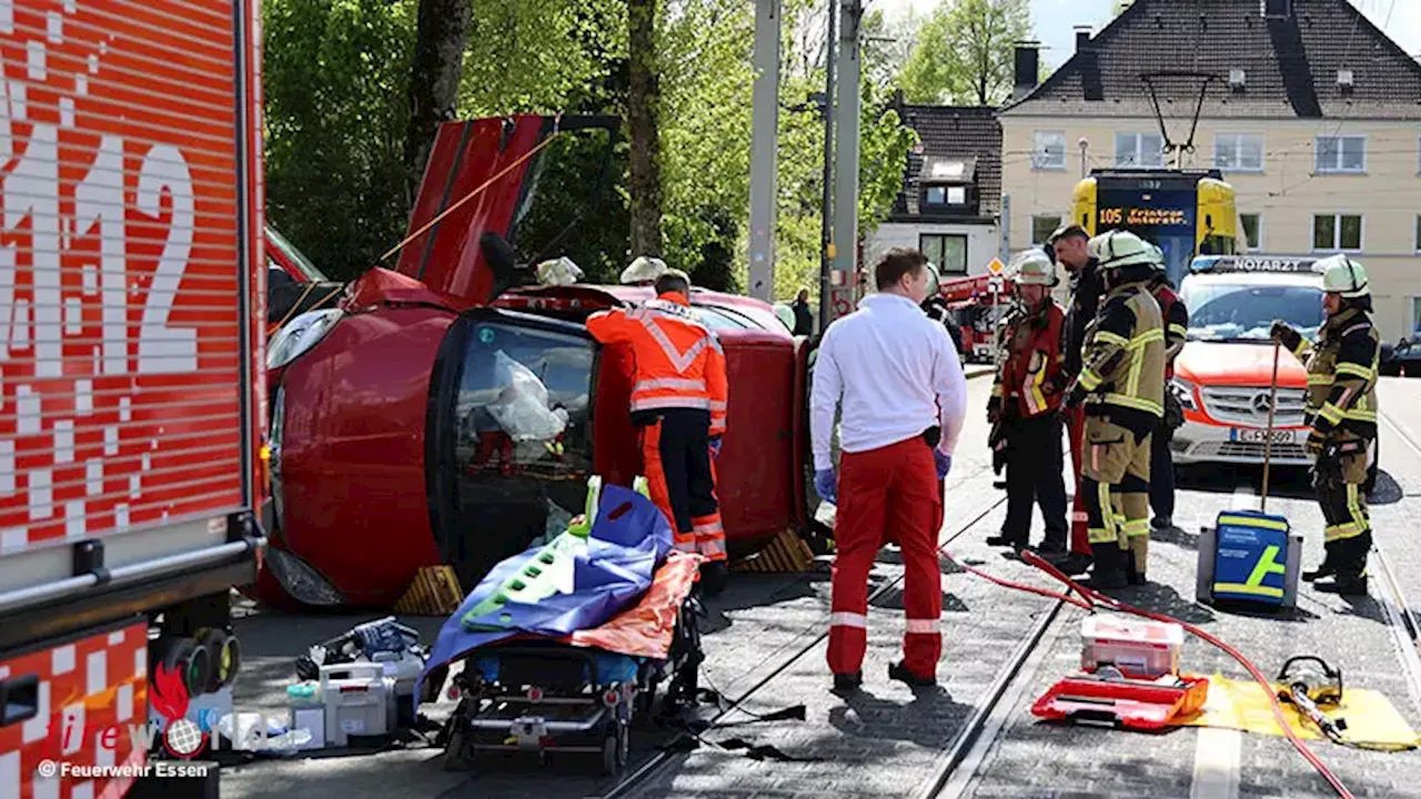 D: Pkw kollidiert in Essen mit Baum → Fahrer eingeschlossen