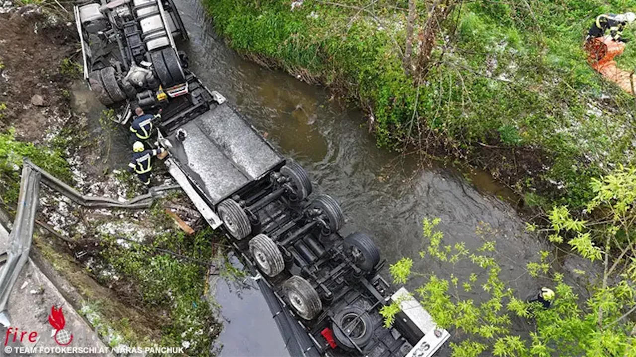 Oö: Sattelschlepper in Engerwitzdorf mit Rädern nach oben in Bach gestürzt