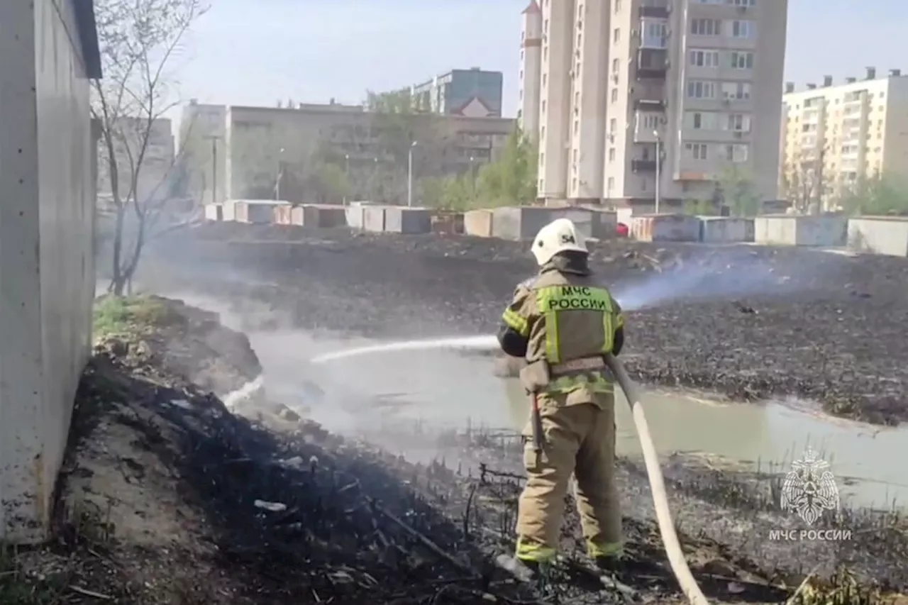 В Астрахани потушили мощный пожар возле жилых домов