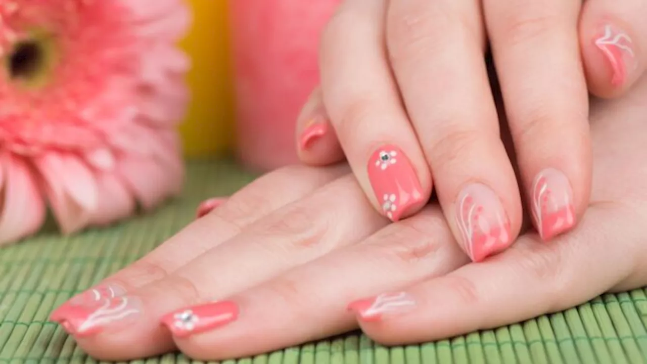 Unghie con margherite: ecco la nail art più bella per la primavera