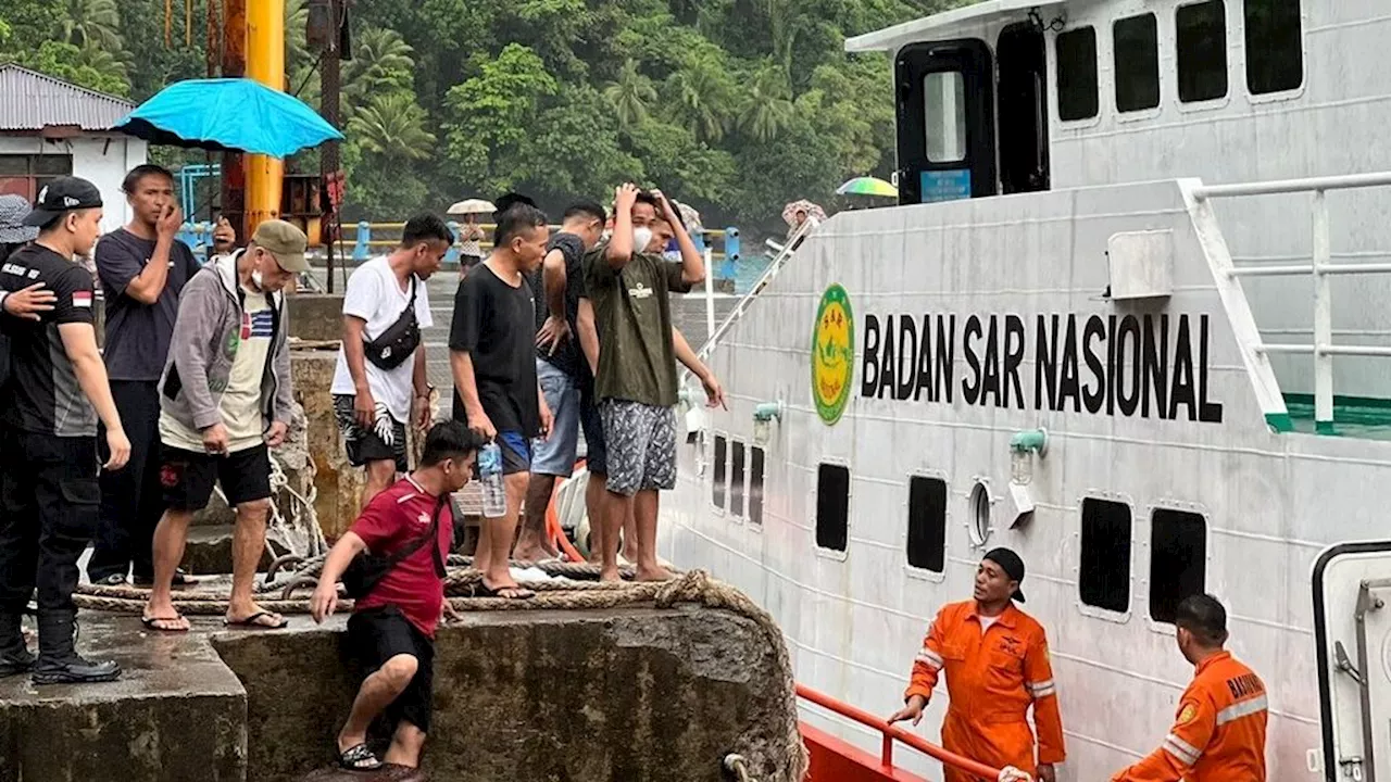 Tim SAR Evakuasi Warga Terdampak Erupsi Gunung Ruang di Pesisir Tagulandang