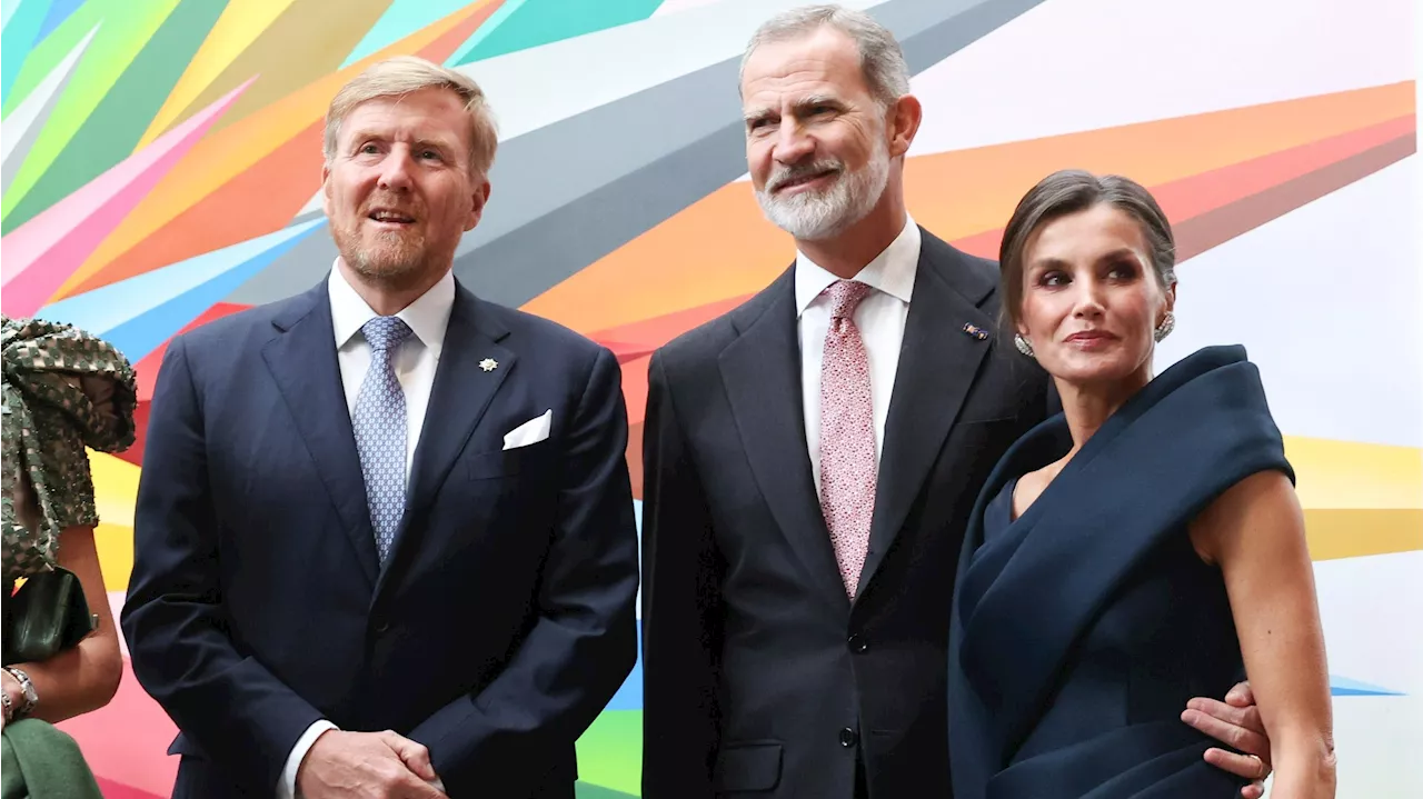 El gesto del rey Felipe VI con la reina Letizia y la foto del emérito