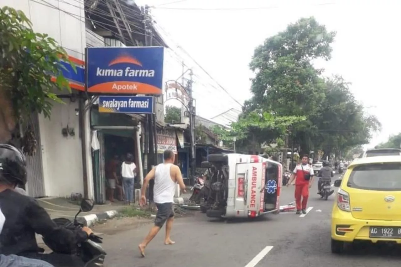 Mobil Ambulans Bawa Rombongan Halalbihalal Terguling di Tulungagung