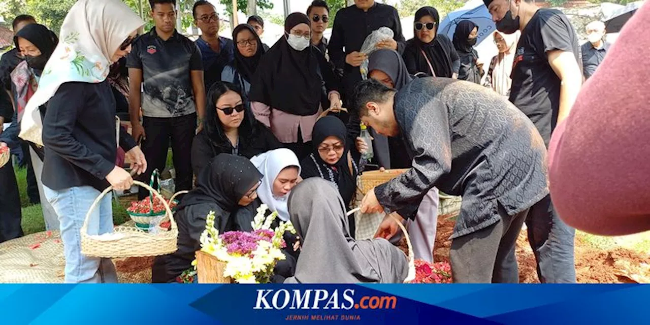 Isak Tangis Tamara Tyasmara dan Ketegaran Angger Dimas di Pemakaman Ibunya