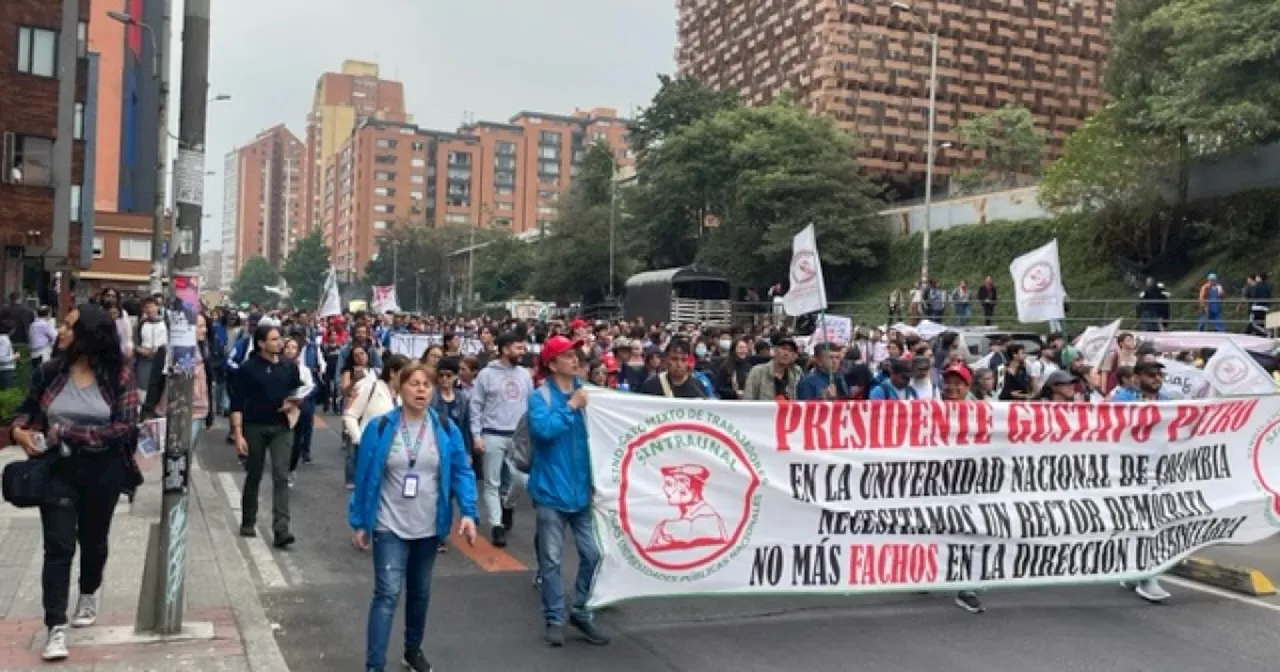 Estudiantes de la Universidad Nacional marchan en Bogotá