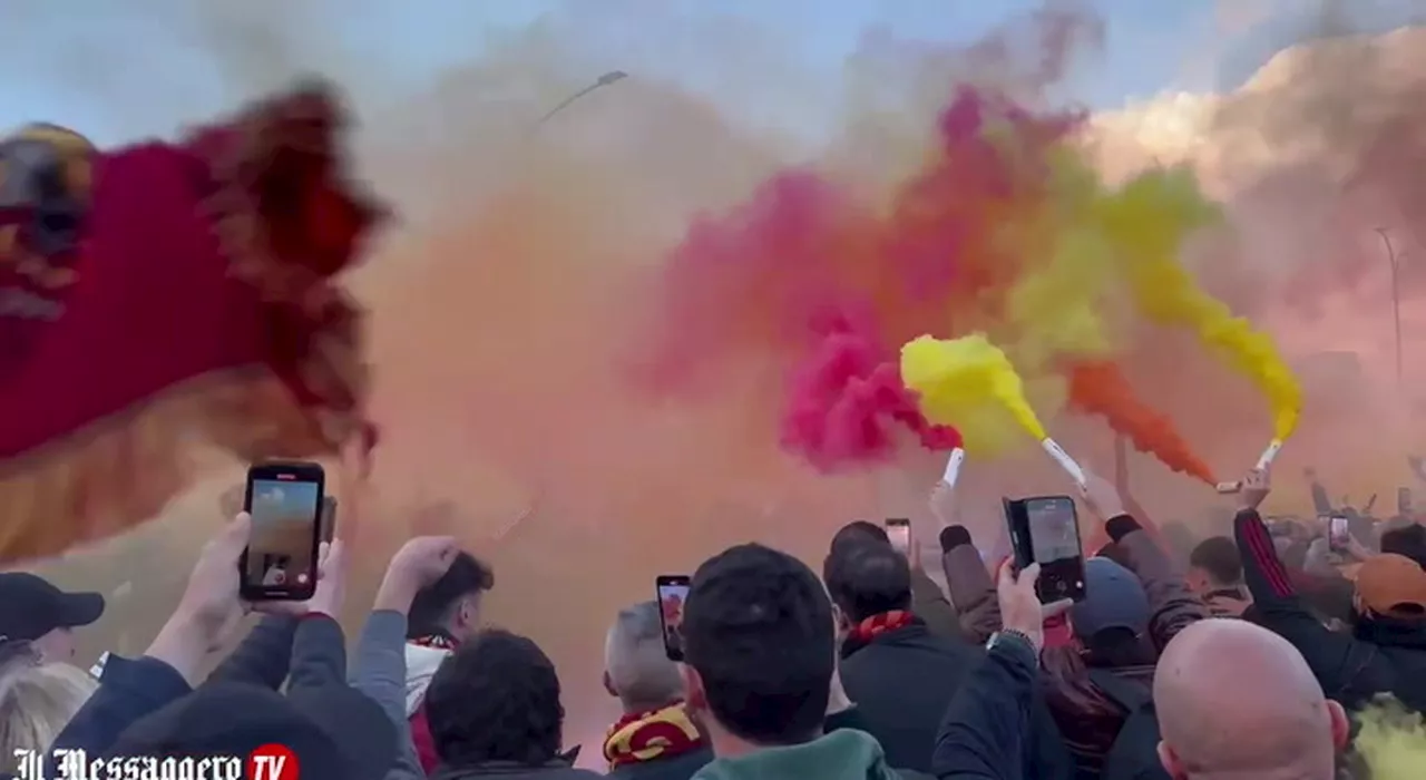 Roma-Milan, il pullman dei giallorossi arriva all'Olimpico: cori e fumogeni dei tifosi