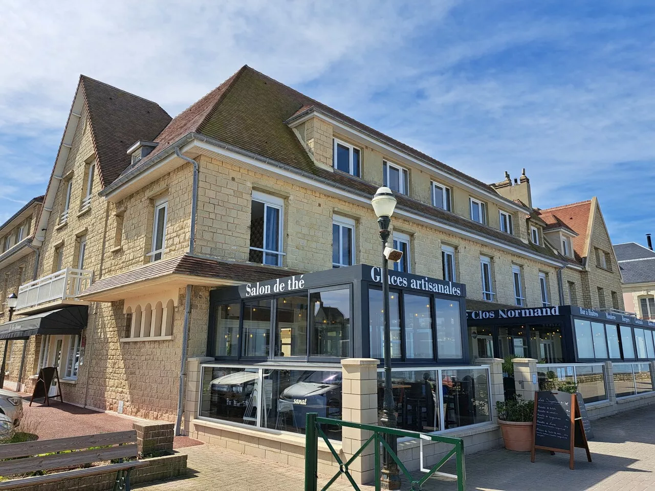 En front de mer sur la côte de Nacre, cet hôtel-restaurant veut monter en gamme