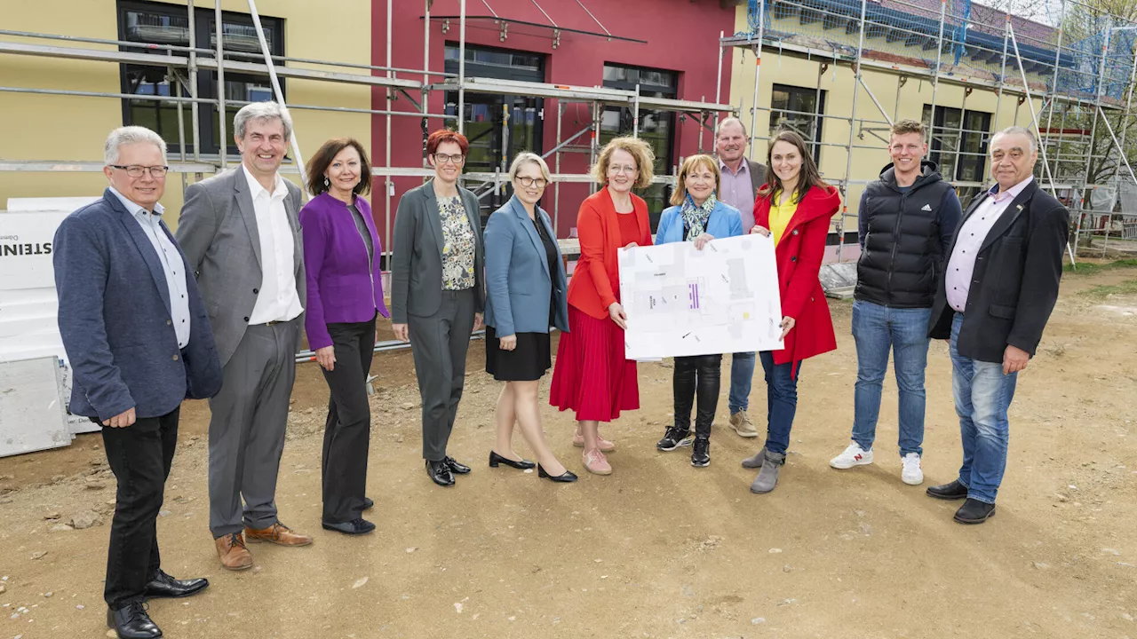 Vitis: Teschl-Hofmeister besichtigt Fortschritt bei Kindergartenzubau