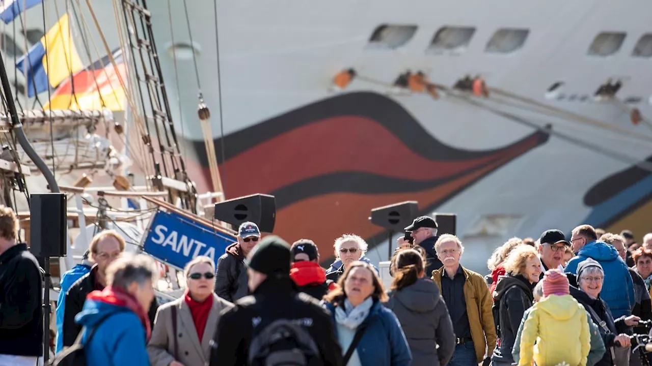 Mecklenburg-Vorpommern: Schüler besuchen Kreuzfahrtschiff zum 'Azubi-Speed-Dating'