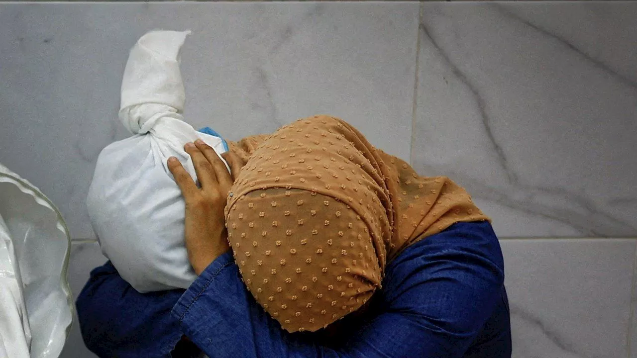 'Una mujer palestina abraza el cuerpo de su sobrina', la foto ganadora del World Press Photo 2024