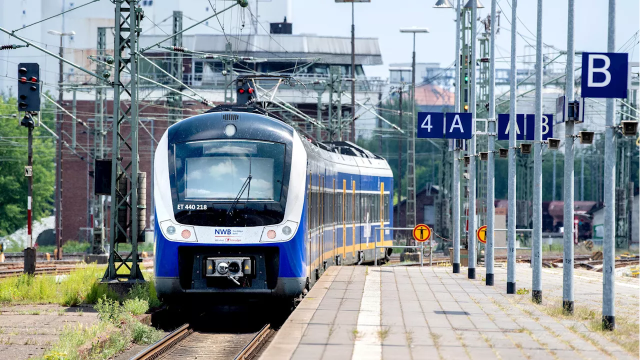 Streit ums 49-Euro-Ticket: Schleswig-Holsteins Verkehrsminister Claus Ruhe Madsen droht mit Kürzungen bei Bus und Bahn