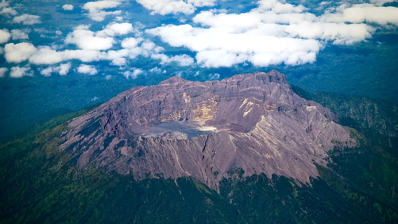 Indonesian volcano eruption triggers highest tsunami alert