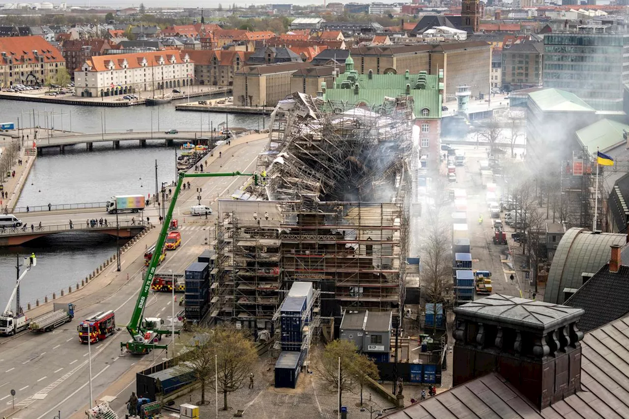 Danemark : la façade calcinée de l’ancienne Bourse s’est effondrée, après l’incendie de mardi