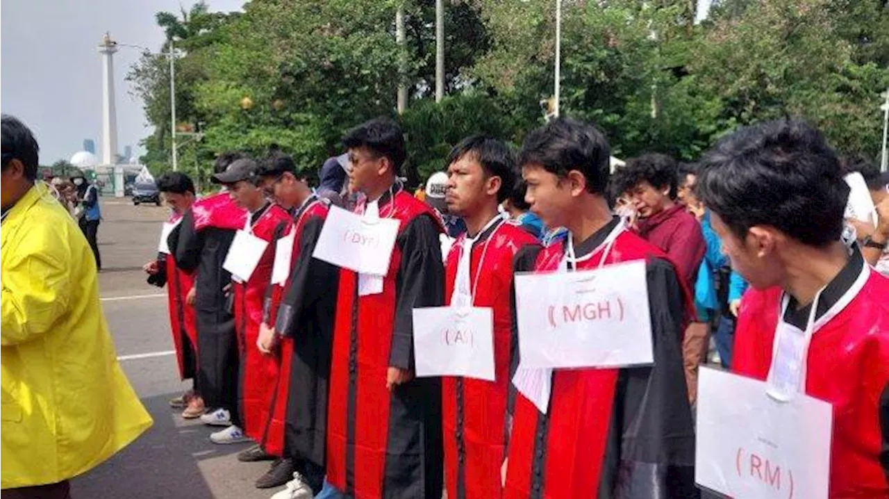 Puluhan Mahasiswa Demo di Patung Kuda, Ada yang Pakai Toga Hakim Konstitusi