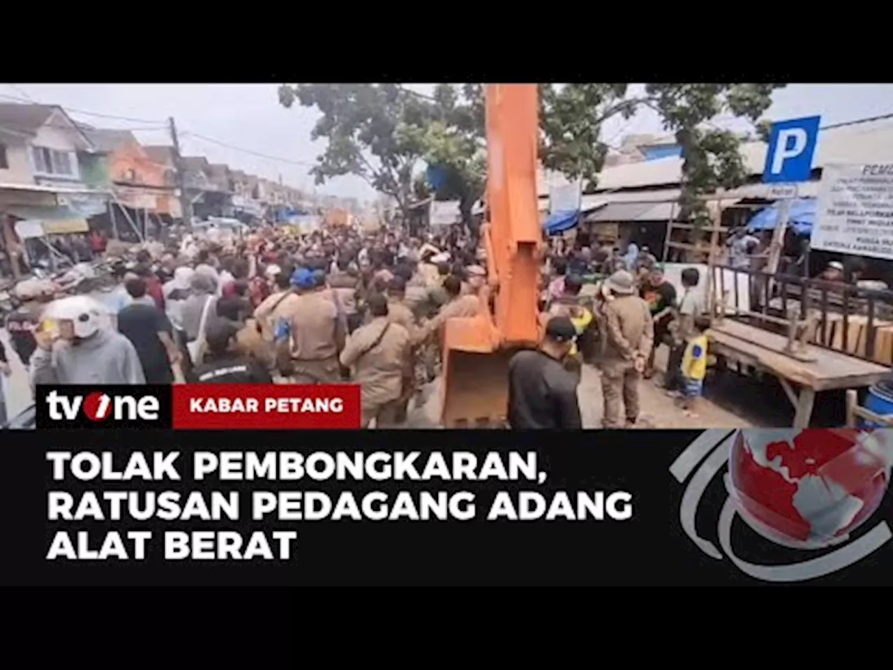 Ratusan Pedagang Adang Alat Berat Tolak Pembongkaran Pasar Kutabumi Tangerang