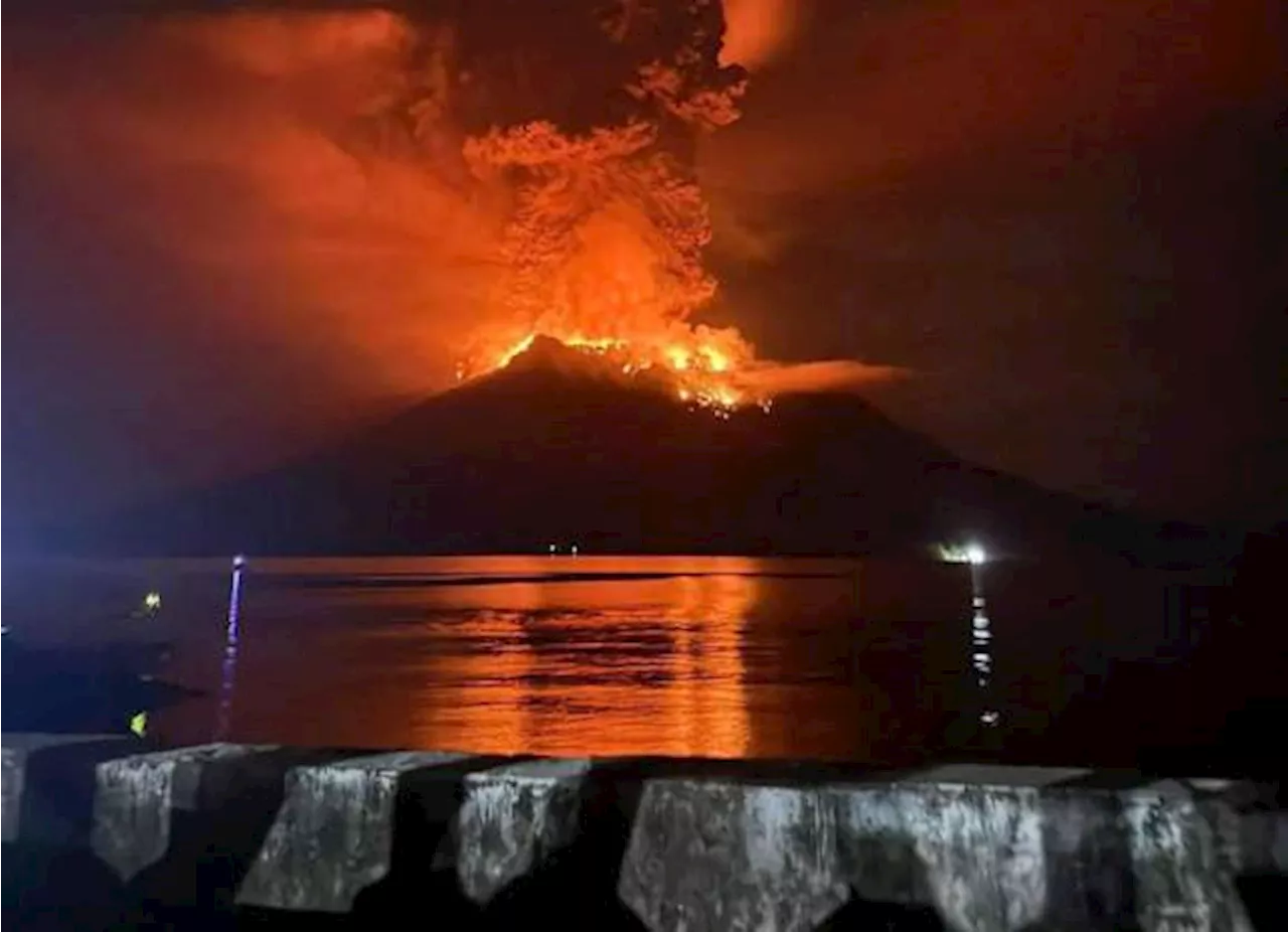 Volcán de Indonesia entra en erupción varias veces; autoridades emiten alerta de tsunami