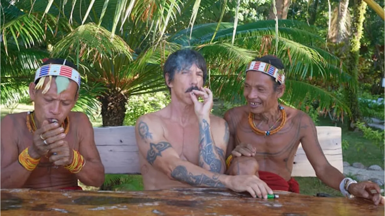 Lagi Liburan, Vokalis RHCP Anthony Kiedis Sebat Bareng Warga Kepulauan Mentawai