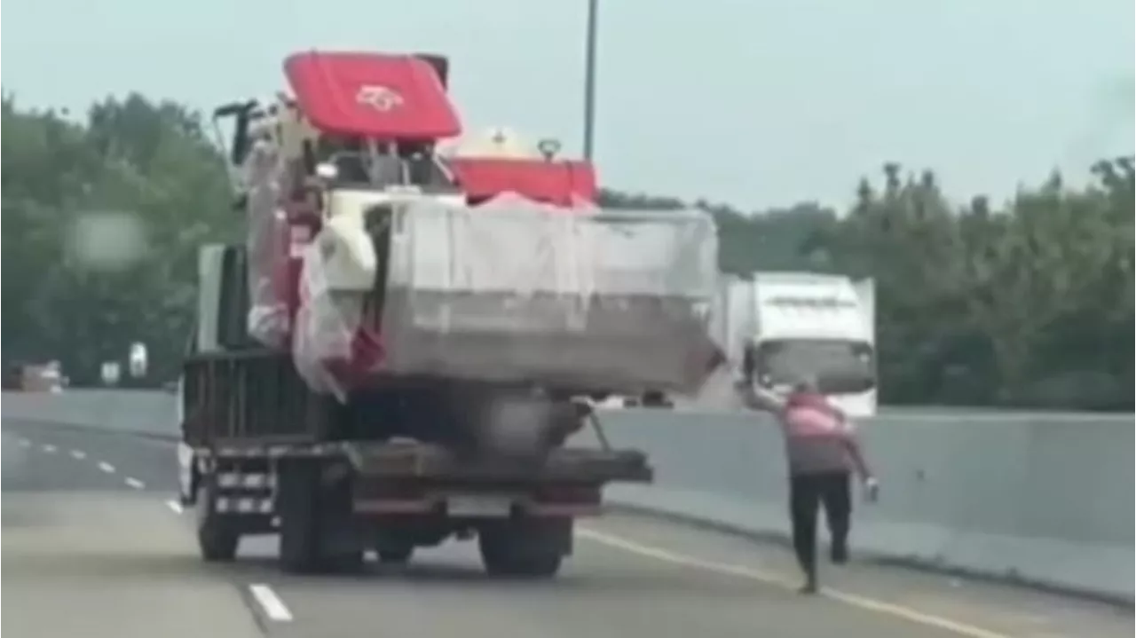 Viral Truk Jalan Sendiri di Jalan Tol Kalikangkung, Sopir Pontang-Panting Mengejar