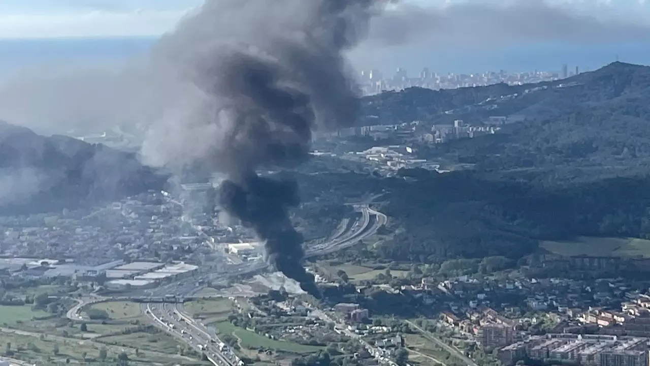 Un gran incendio en Montcada i Reixac provoca una gran columna de humo visible desde Barcelona