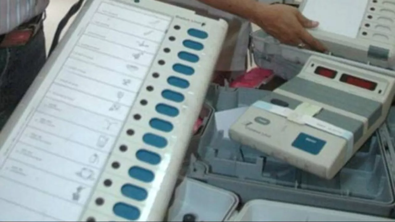 वोटिंग करने से पहले समझ लें EVM के काम करने का तरीका, क्या होता है इस मशीन के अंदर?