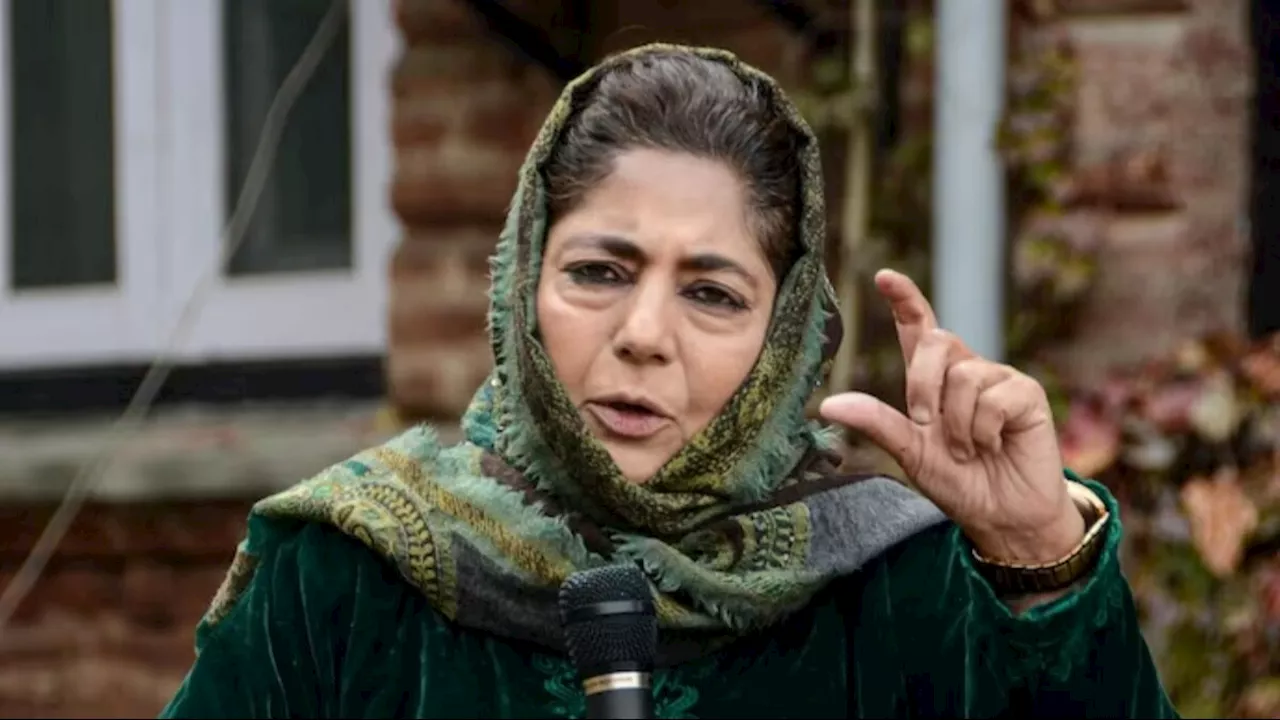 '2019 से जम्मू-कश्मीर को खुली जेल में बदला', PDP का मेनिफेस्टो जारी कर बोलीं महबूबा