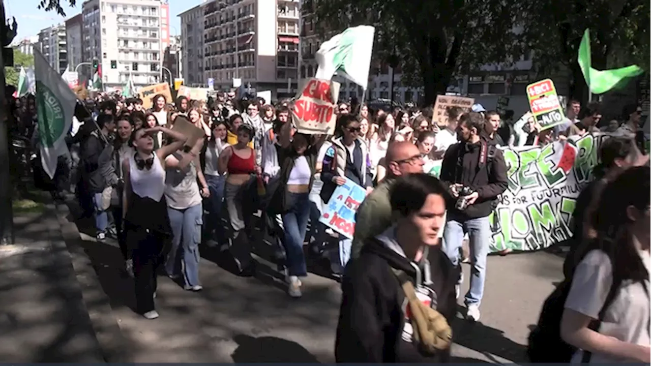 Fridays for Future, in 200 sfilano per le vie di Milano per clima e Palestina