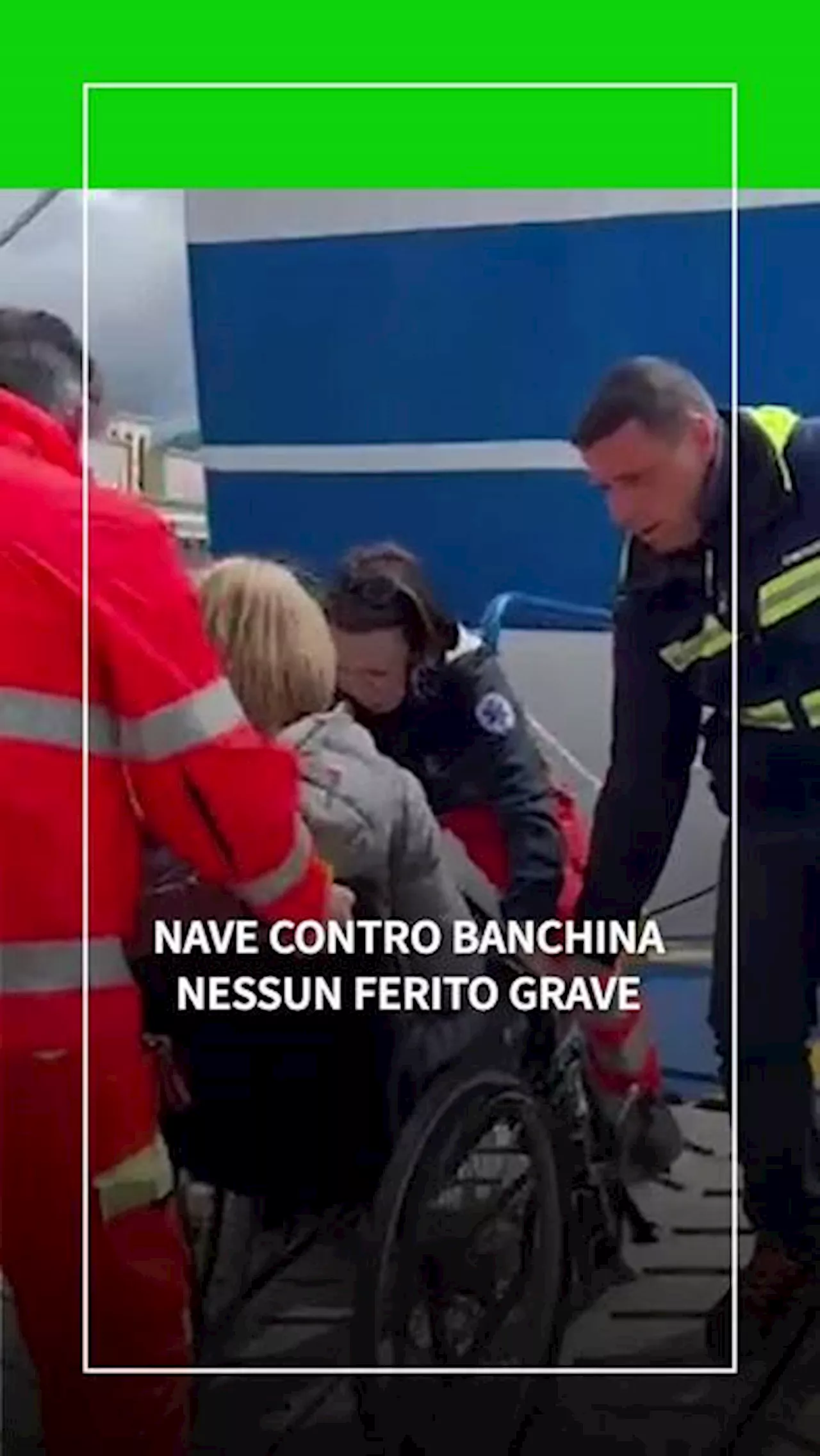 Nave contro banchina a Napoli, una trentina di feriti non gravi