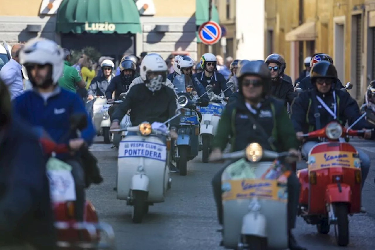 Via al raduno, Pontedera capitale mondiale della Vespa