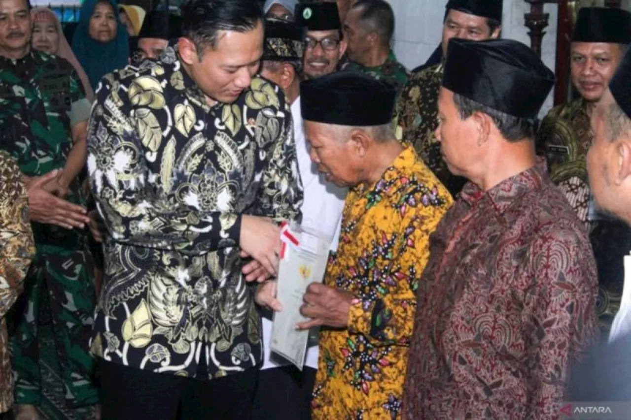 AHY serahkan sepuluh sertifikat tanah wakaf di Sidoarjo