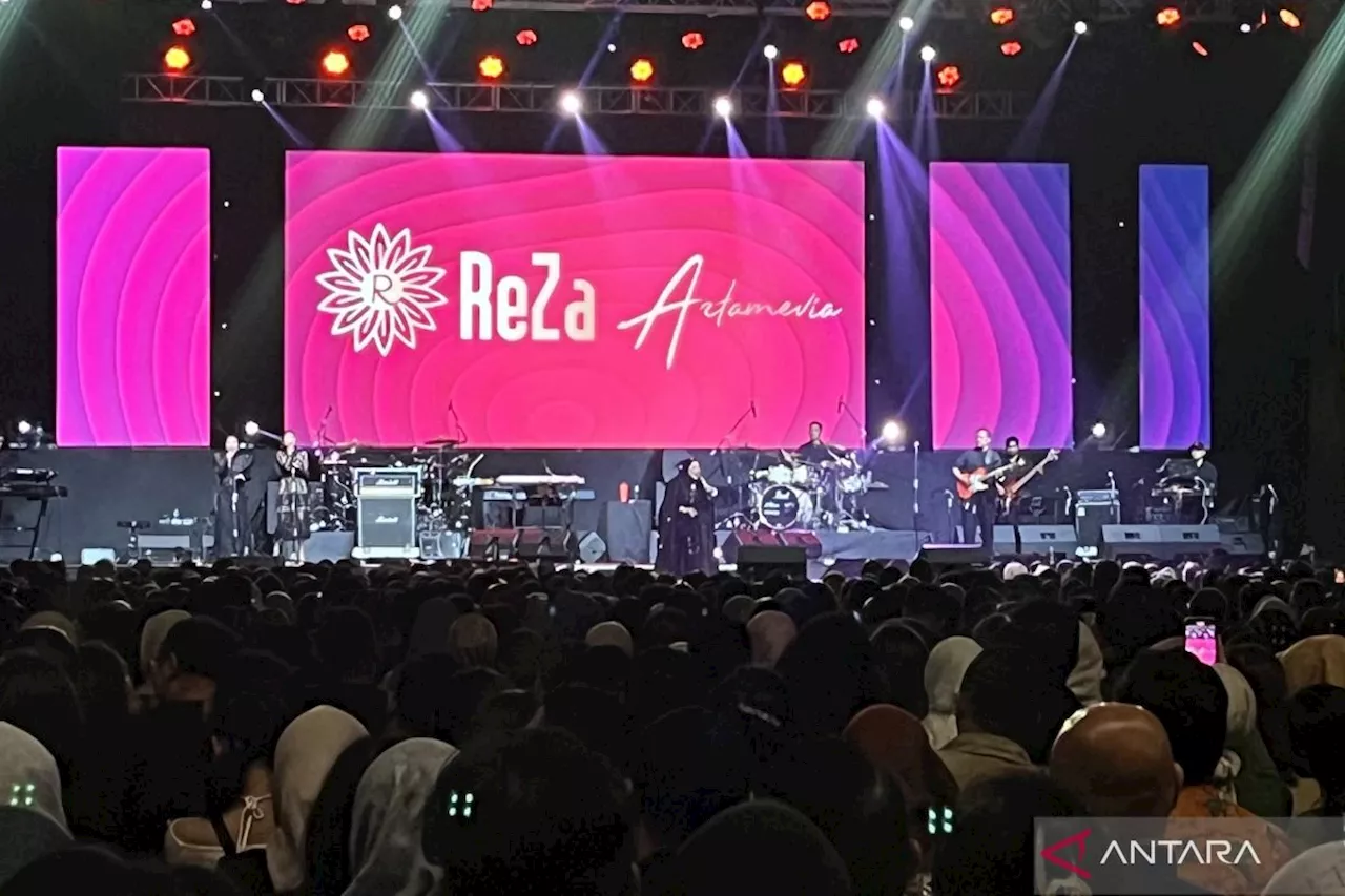 Reza Artamevia mengajak penonton bernostalgia dengan lagu-lagunya