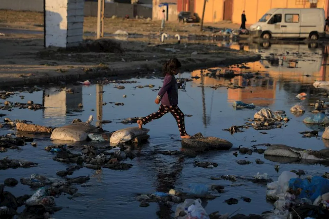 Sampah menumpuk di Rafah, Gaza, akibat konflik