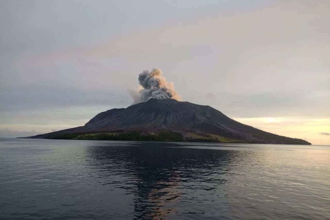 Tim SAR yakinkan warga mengungsi karena Gunung Ruang masih keluar asap